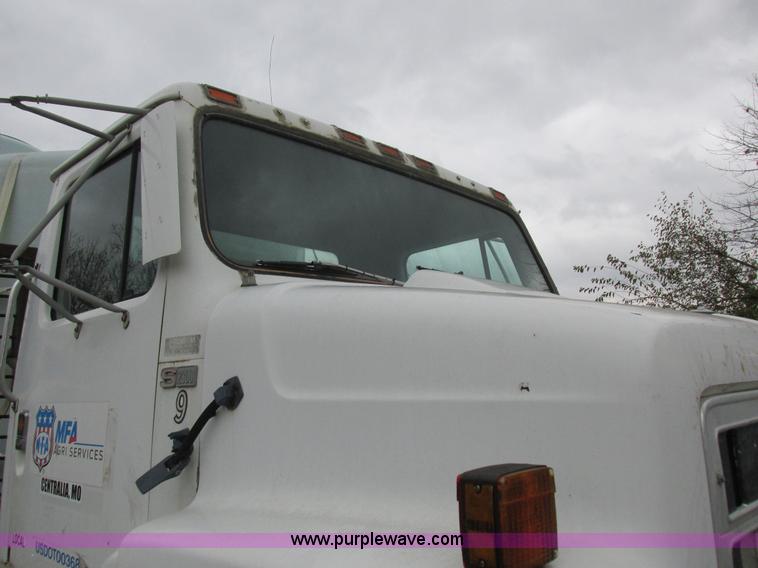 image for item K2230 1986 International 2375 flatbed tank truck