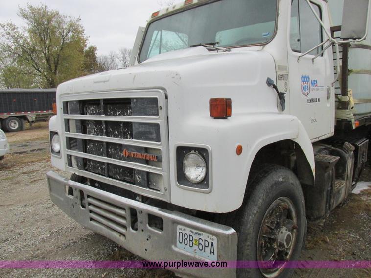 image for item K2230 1986 International 2375 flatbed tank truck