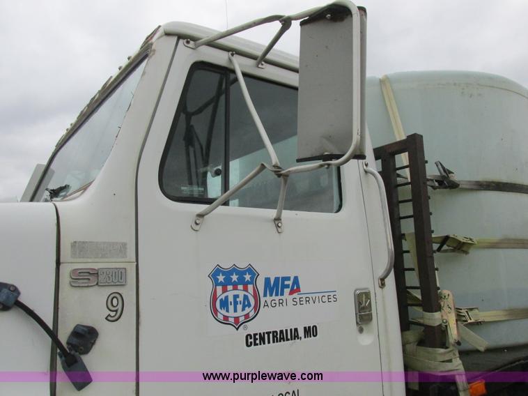 image for item K2230 1986 International 2375 flatbed tank truck
