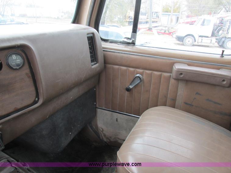 image for item K2230 1986 International 2375 flatbed tank truck