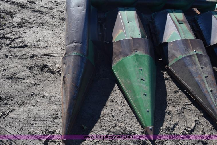 image for item K4941 John Deere 843 corn head