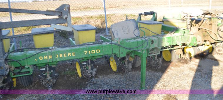 image for item K7588 John Deere 7100 Max Merge 2 planter