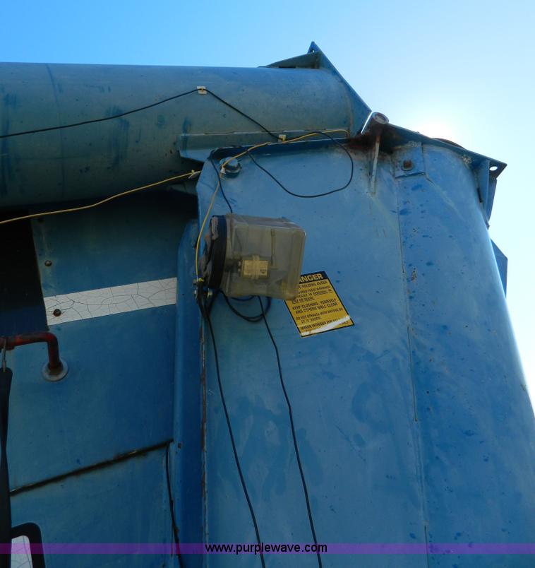 image for item K8238 Kinze 600 grain cart