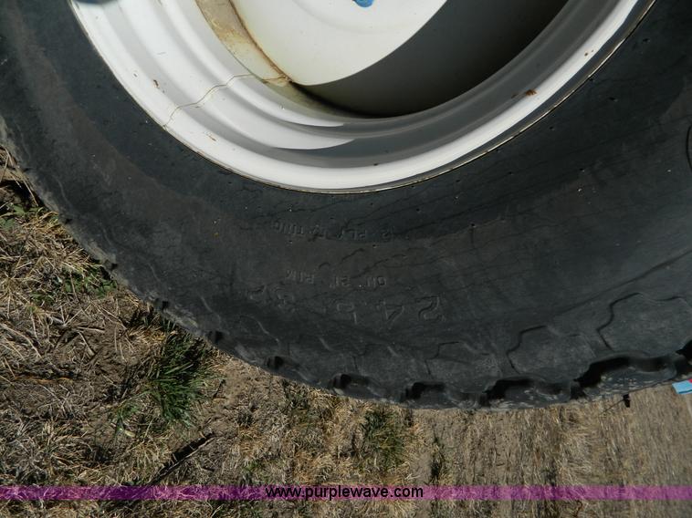 image for item K8238 Kinze 600 grain cart