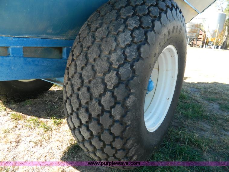 image for item K8238 Kinze 600 grain cart