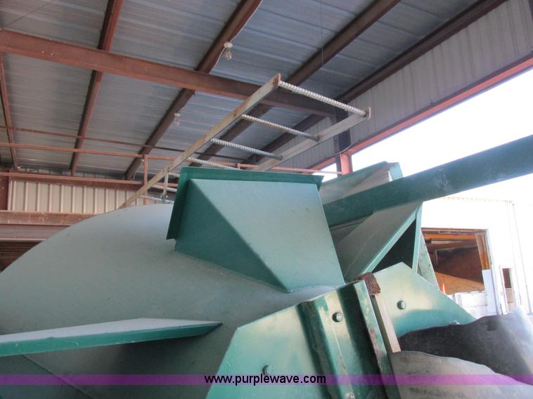 image for item L4116 Doyle upright fertilizer mixer and conveyor