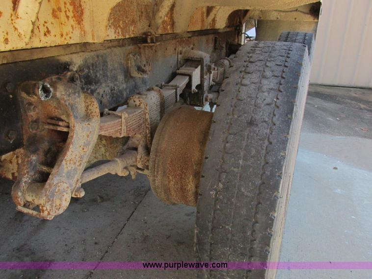 image for item L4119 1991 Kenworth T800 tender truck