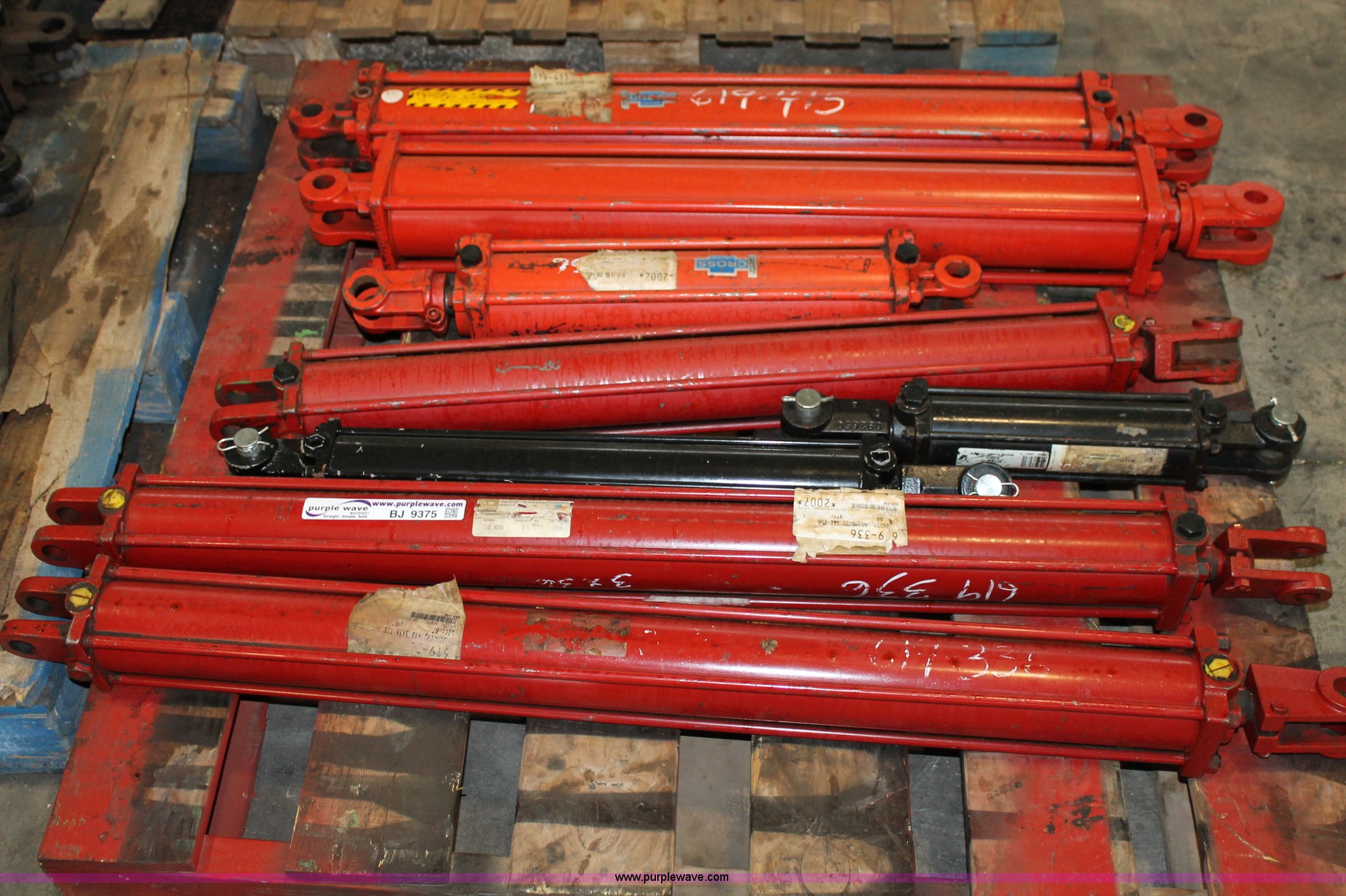 (8) assorted hydraulic cylinders in Lubbock, TX Item BJ9375 sold