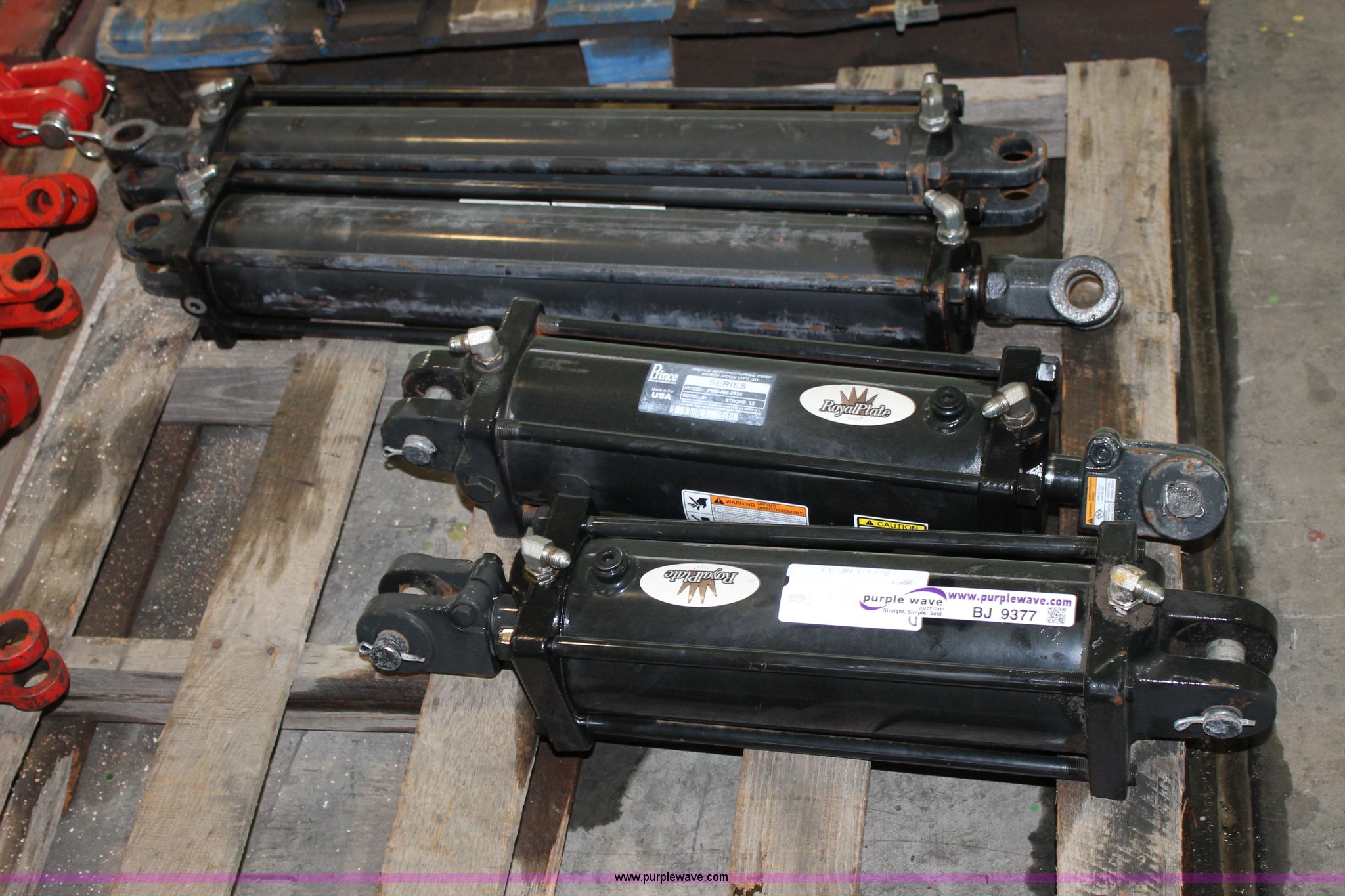 (4) hydraulic cylinders in Lubbock, TX Item BJ9377 sold Purple Wave