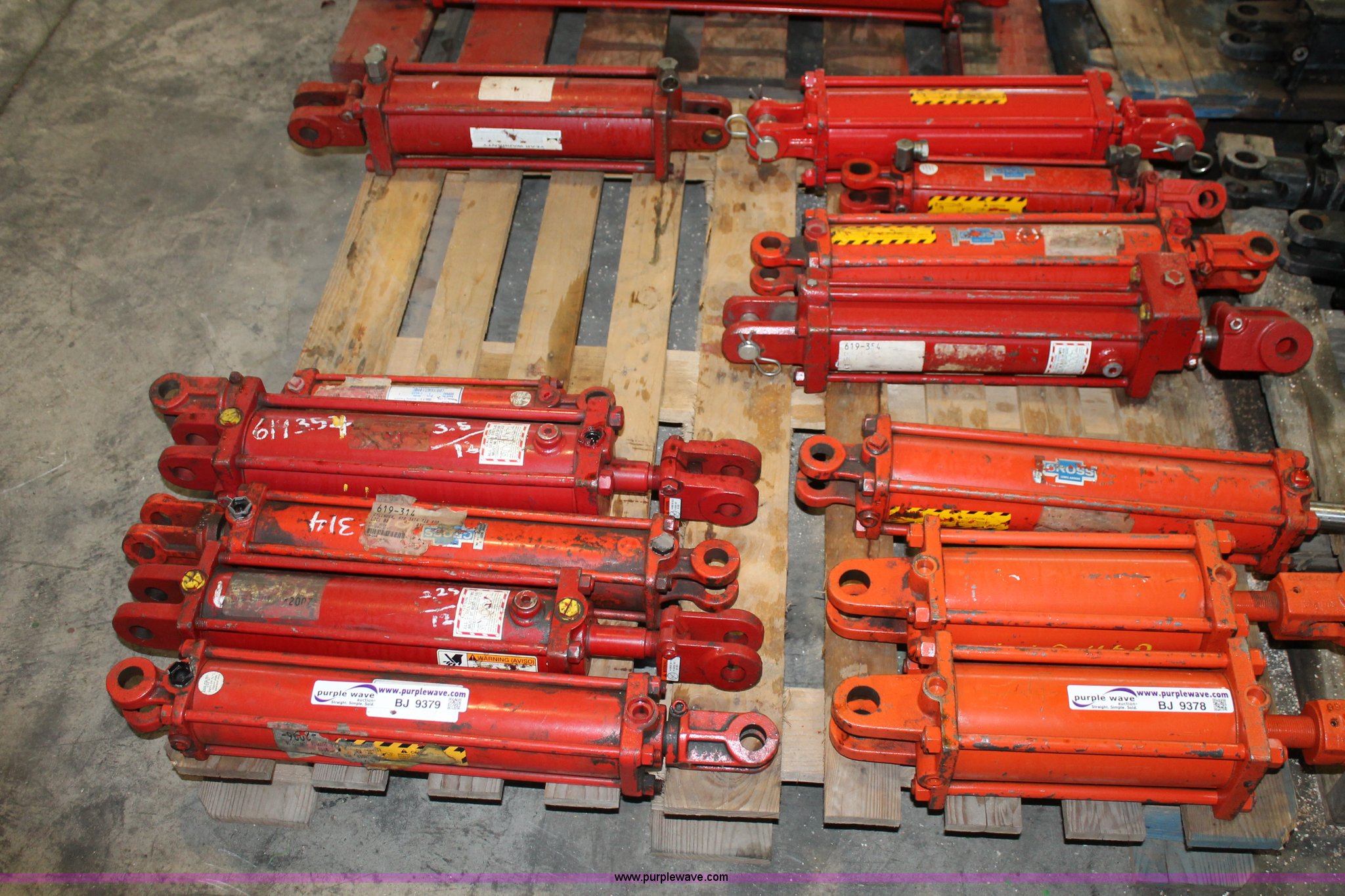 (13) assorted hydraulic cylinders in Lubbock, TX Item BJ9378 sold