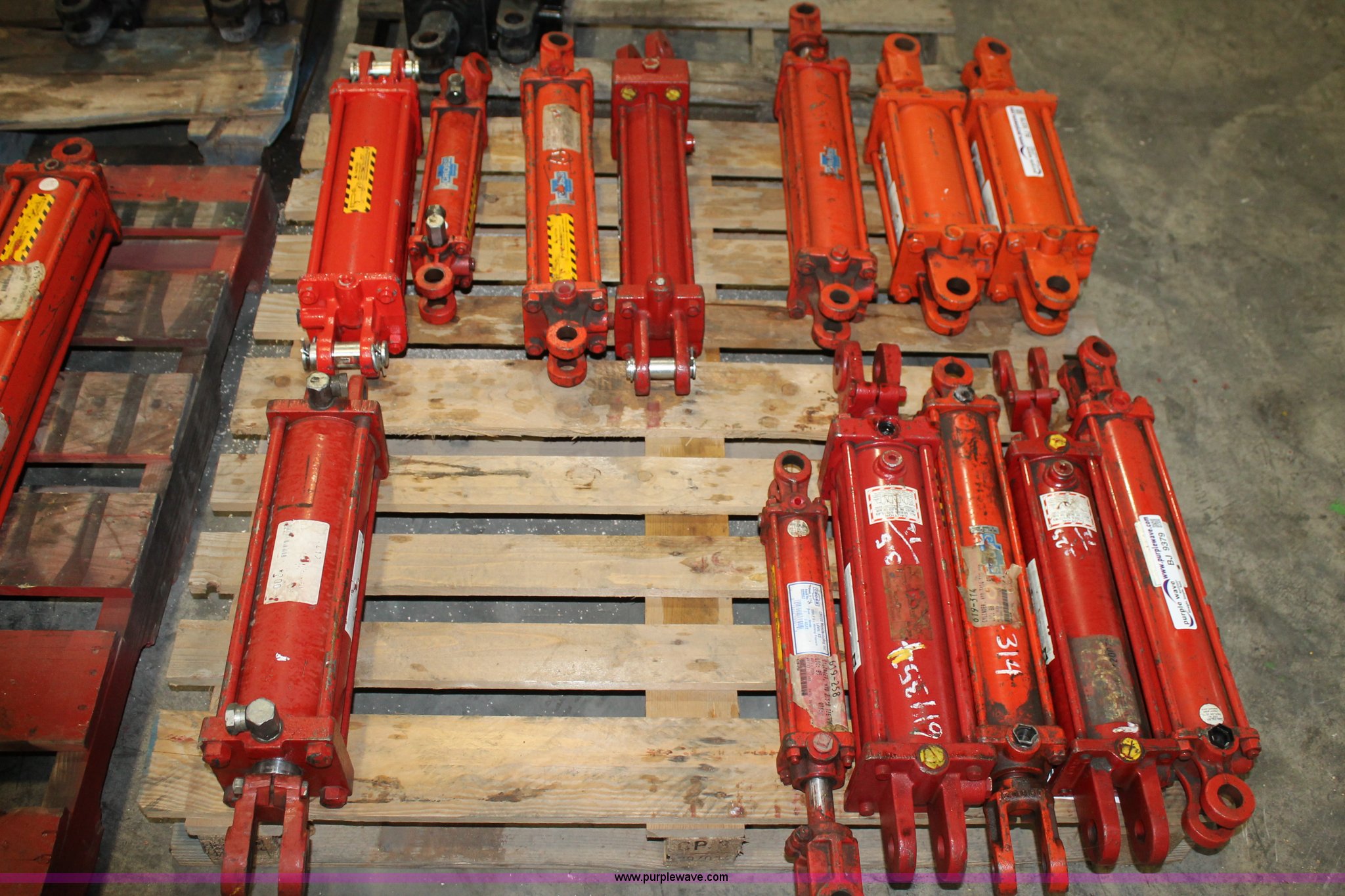 (13) assorted hydraulic cylinders in Lubbock, TX Item BJ9378 sold