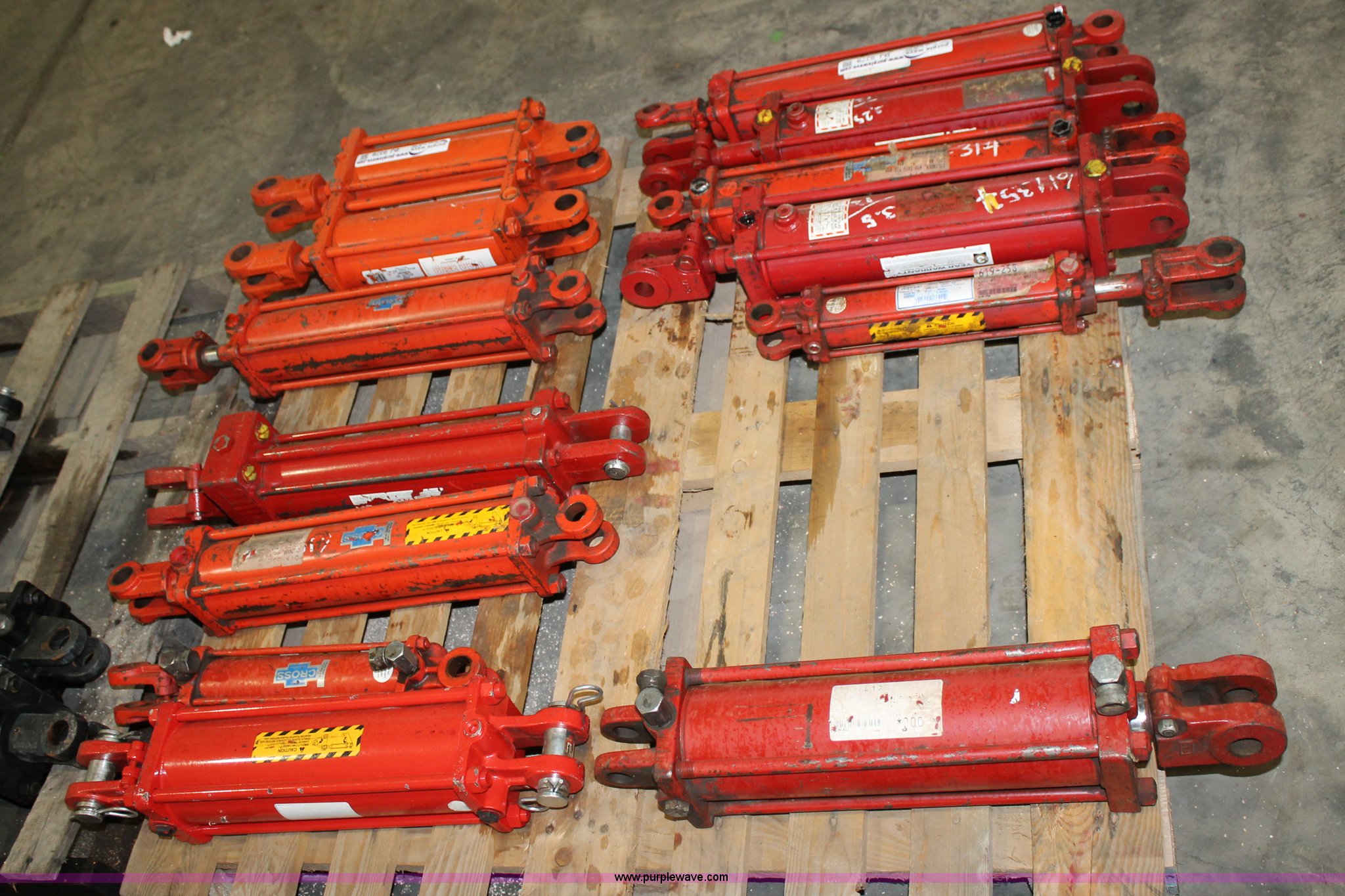 (13) assorted hydraulic cylinders in Lubbock, TX Item BJ9378 sold