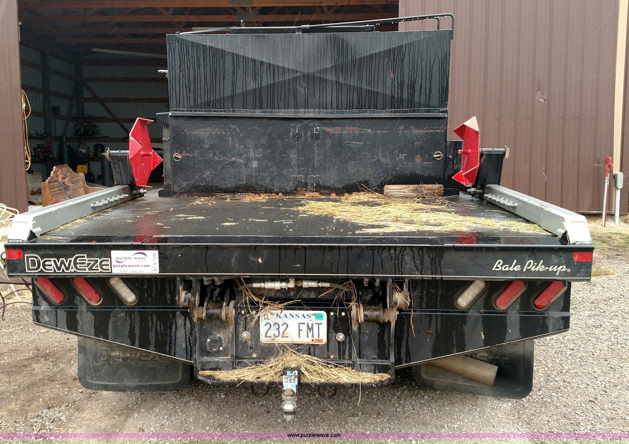 2014 DewEze 778 bale bed in Dexter, KS Item K1245 sold Purple Wave