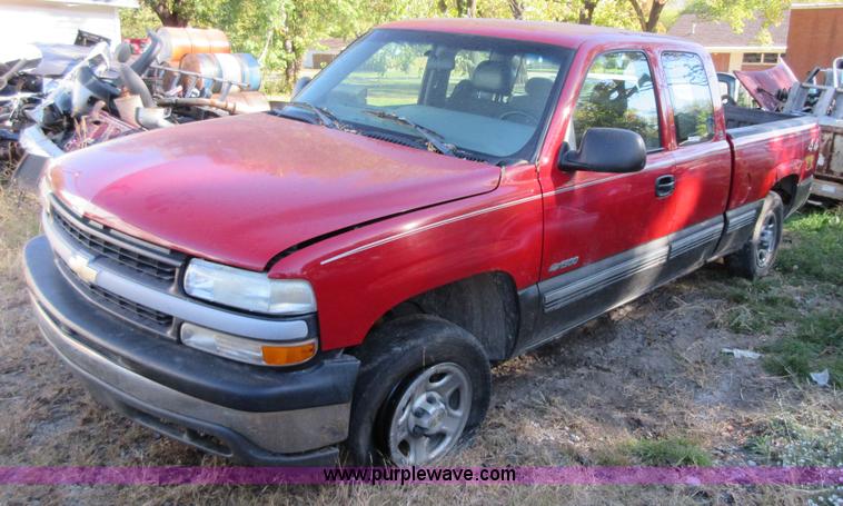 image for item BB9117 2000 Chevrolet Silverado 1500 Ext. Cab pickup truck