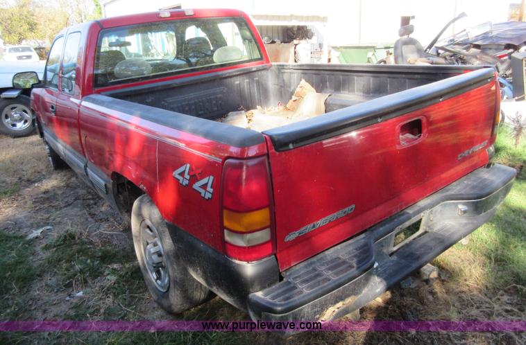 image for item BB9117 2000 Chevrolet Silverado 1500 Ext. Cab pickup truck