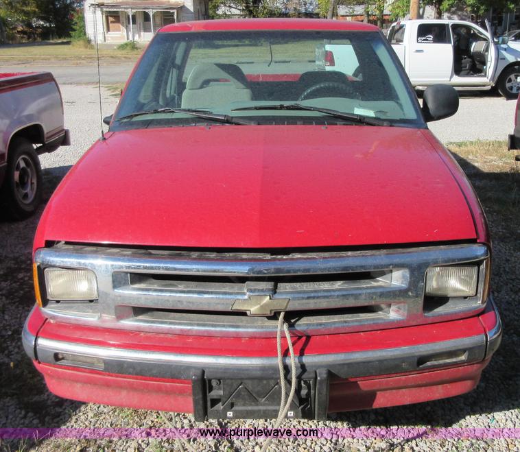 image for item BB9122 1996 Chevrolet S10 Ext. Cab pickup truck