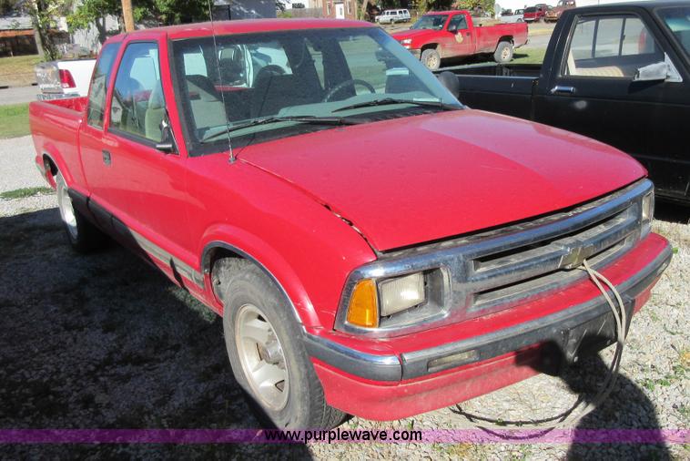 image for item BB9122 1996 Chevrolet S10 Ext. Cab pickup truck