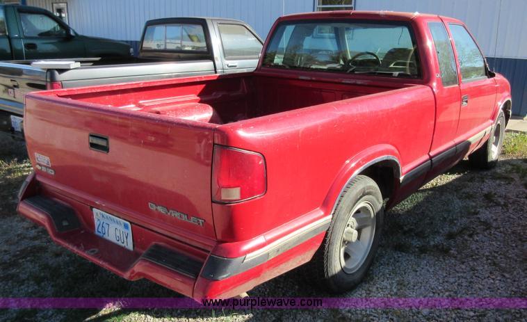 image for item BB9122 1996 Chevrolet S10 Ext. Cab pickup truck