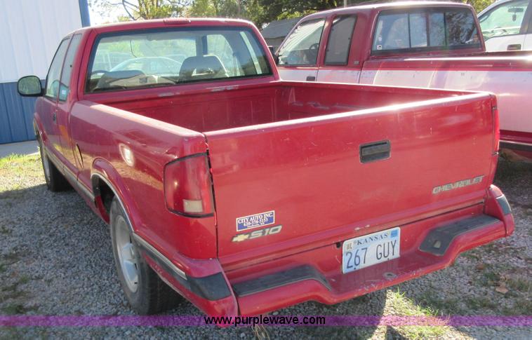 image for item BB9122 1996 Chevrolet S10 Ext. Cab pickup truck
