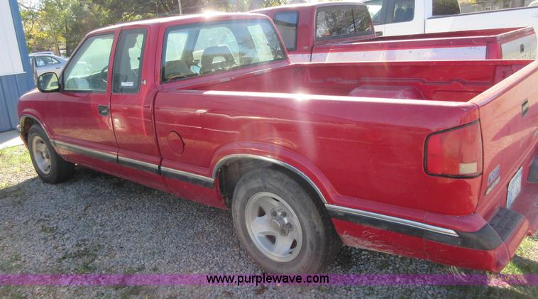 image for item BB9122 1996 Chevrolet S10 Ext. Cab pickup truck