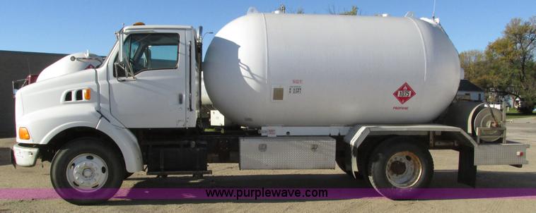 image for item H1119 1998 Ford L8513 Louisville 113 propane delivery truck