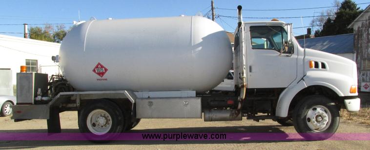 image for item H1119 1998 Ford L8513 Louisville 113 propane delivery truck