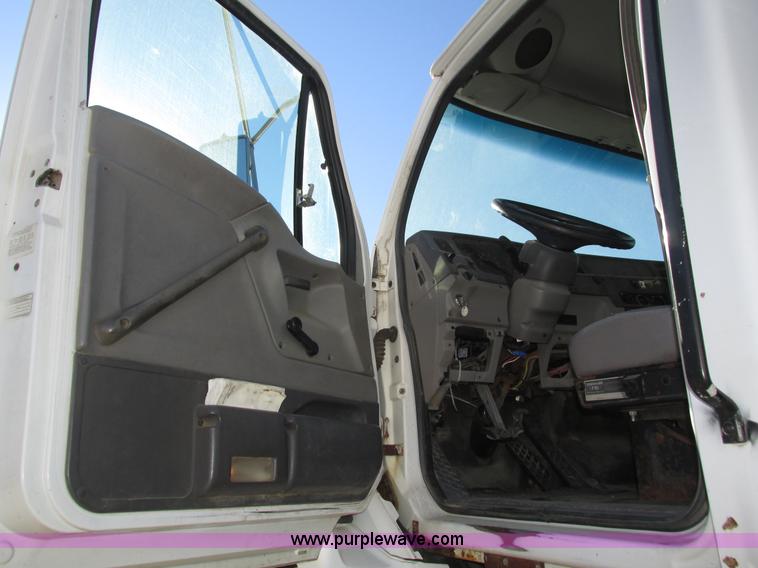 image for item H1119 1998 Ford L8513 Louisville 113 propane delivery truck