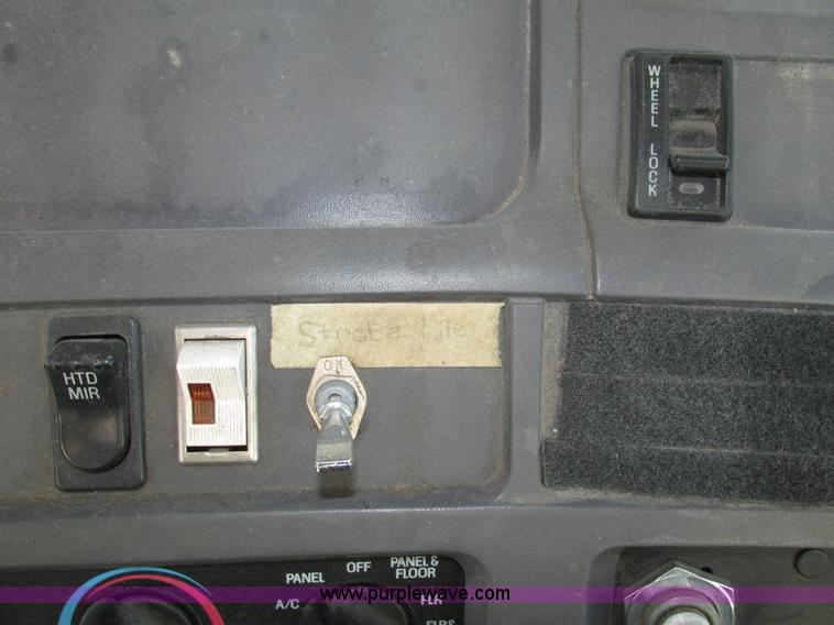 image for item H1119 1998 Ford L8513 Louisville 113 propane delivery truck