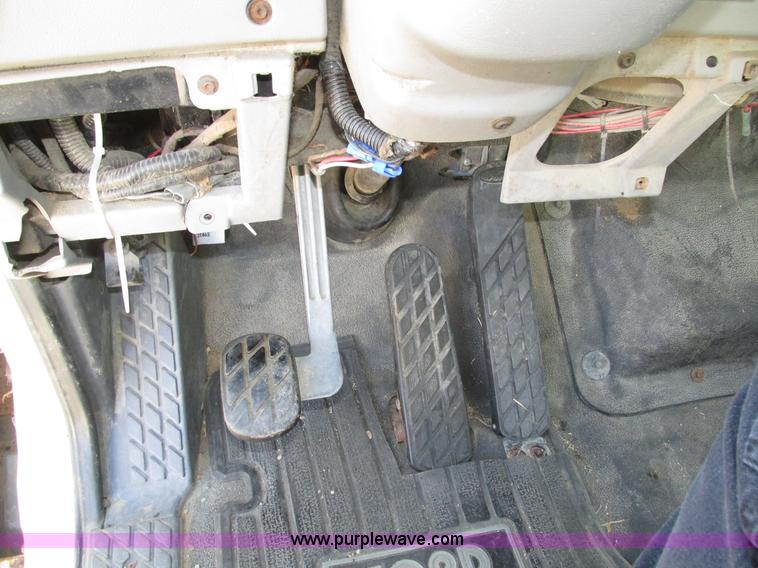 image for item H1119 1998 Ford L8513 Louisville 113 propane delivery truck