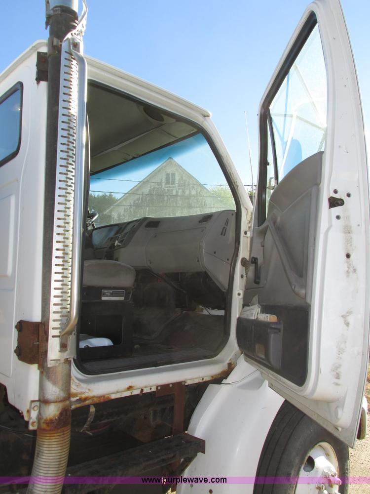 image for item H1119 1998 Ford L8513 Louisville 113 propane delivery truck