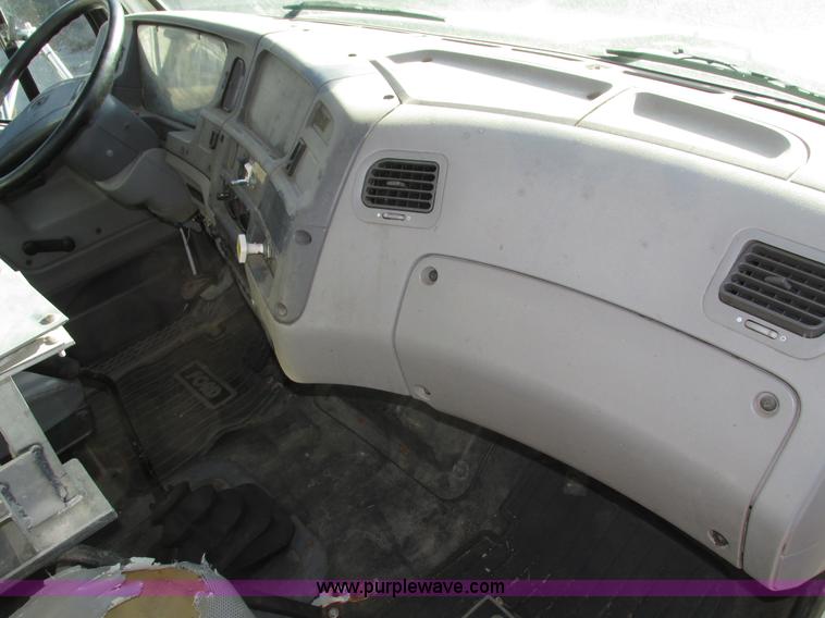 image for item H1119 1998 Ford L8513 Louisville 113 propane delivery truck