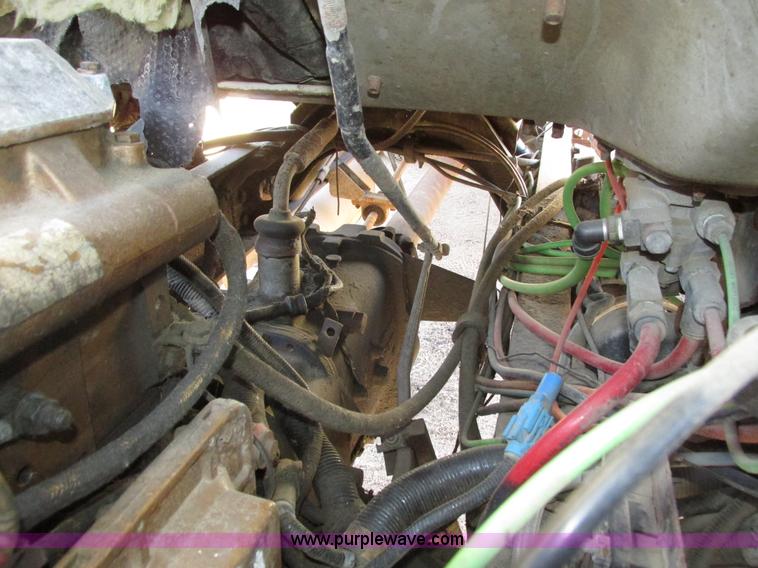 image for item H1119 1998 Ford L8513 Louisville 113 propane delivery truck