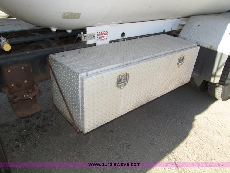 image for item H1119 1998 Ford L8513 Louisville 113 propane delivery truck