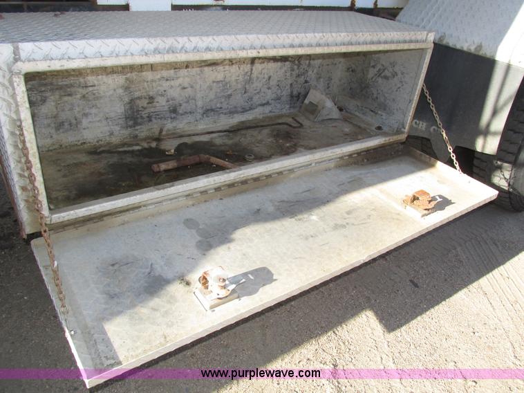 image for item H1119 1998 Ford L8513 Louisville 113 propane delivery truck