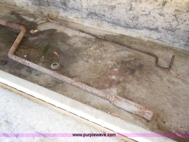 image for item H1119 1998 Ford L8513 Louisville 113 propane delivery truck