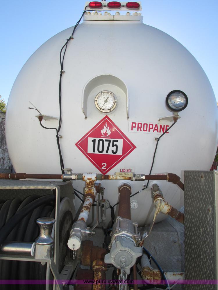 image for item H1119 1998 Ford L8513 Louisville 113 propane delivery truck