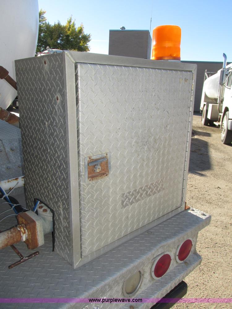 image for item H1119 1998 Ford L8513 Louisville 113 propane delivery truck