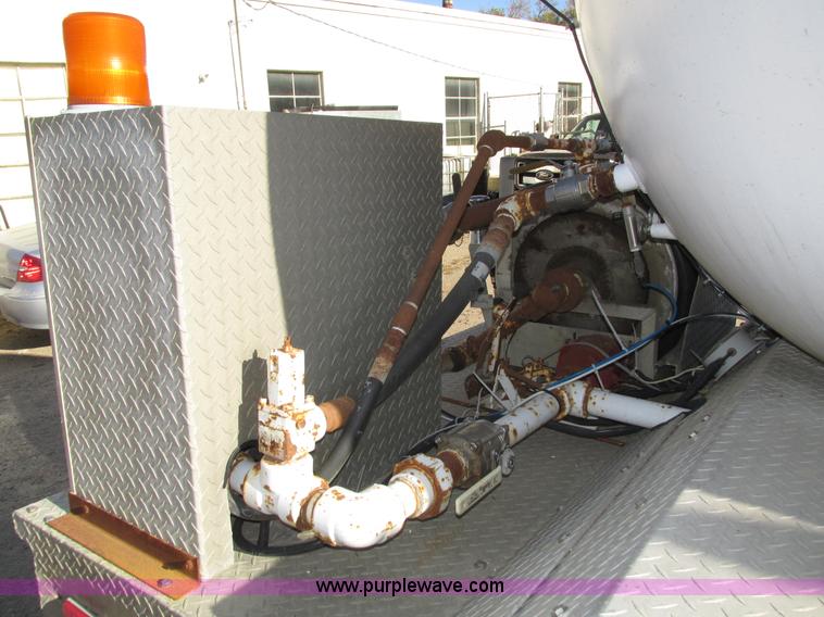 image for item H1119 1998 Ford L8513 Louisville 113 propane delivery truck