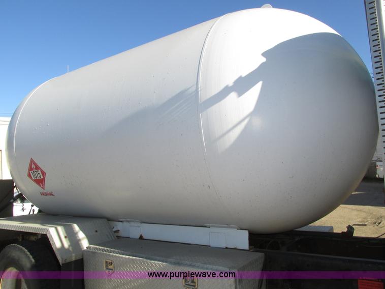 image for item H1119 1998 Ford L8513 Louisville 113 propane delivery truck