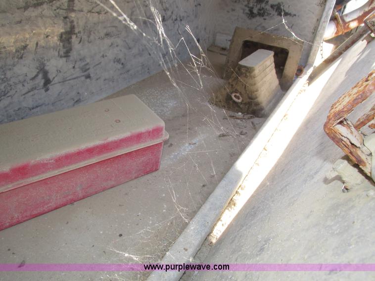 image for item H1119 1998 Ford L8513 Louisville 113 propane delivery truck