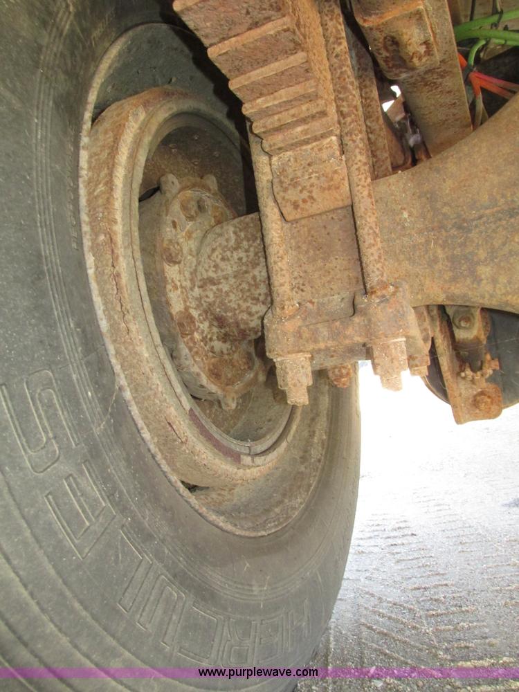 image for item H1119 1998 Ford L8513 Louisville 113 propane delivery truck