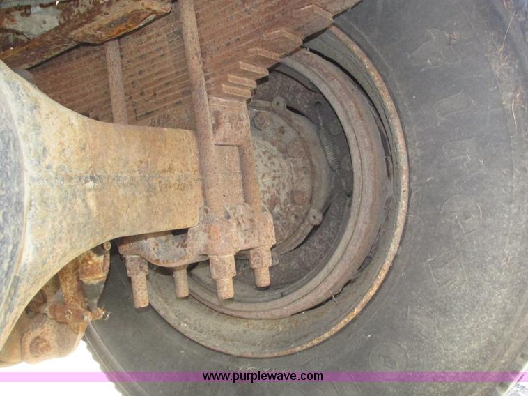 image for item H1119 1998 Ford L8513 Louisville 113 propane delivery truck