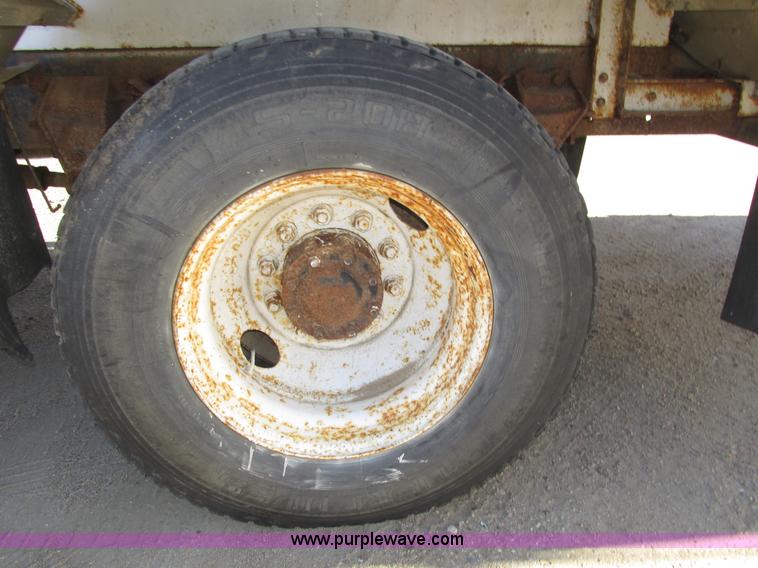 image for item H1119 1998 Ford L8513 Louisville 113 propane delivery truck