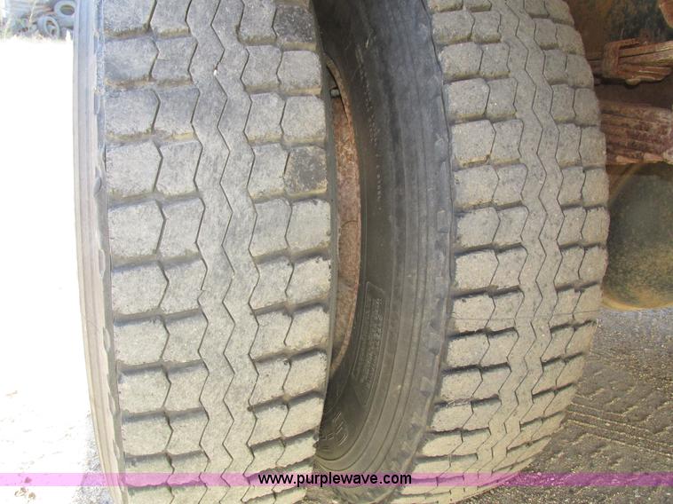 image for item H1119 1998 Ford L8513 Louisville 113 propane delivery truck