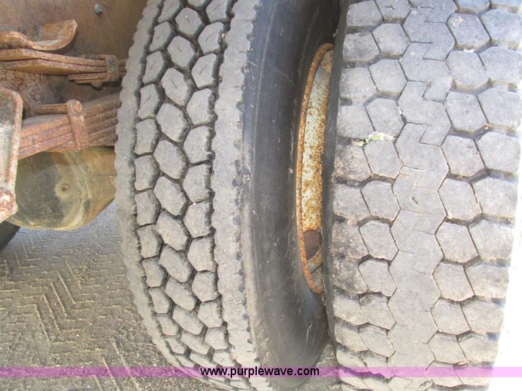 image for item H1119 1998 Ford L8513 Louisville 113 propane delivery truck