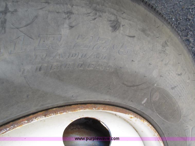 image for item H1119 1998 Ford L8513 Louisville 113 propane delivery truck