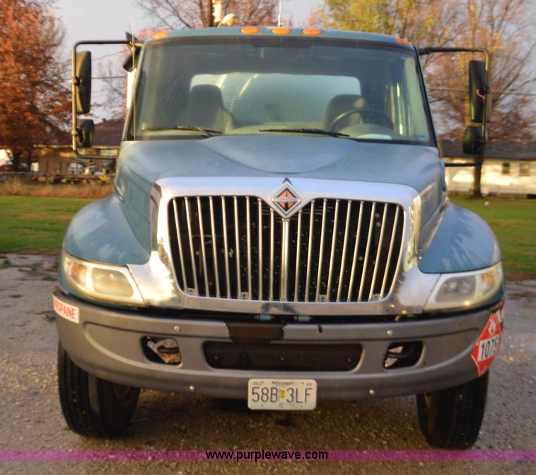 image for item I6271 2002 International 4300 propane delivery truck