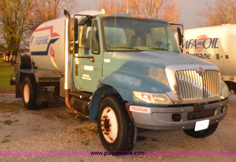 image for item I6271 2002 International 4300 propane delivery truck