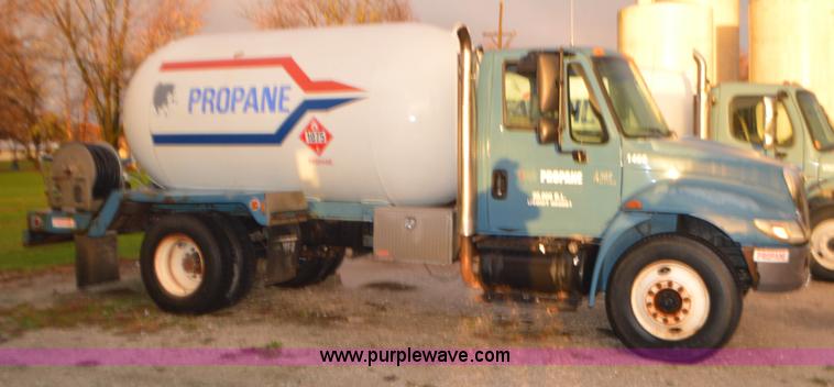 image for item I6271 2002 International 4300 propane delivery truck