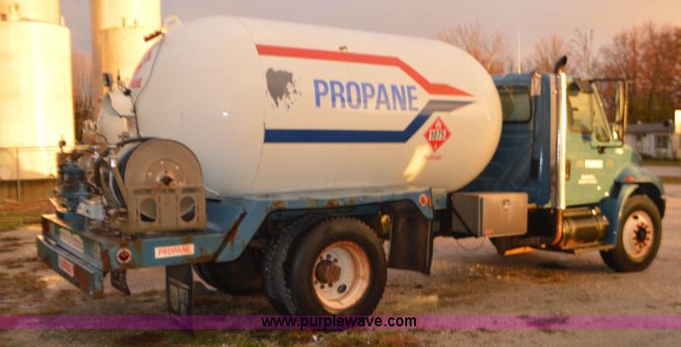 image for item I6271 2002 International 4300 propane delivery truck